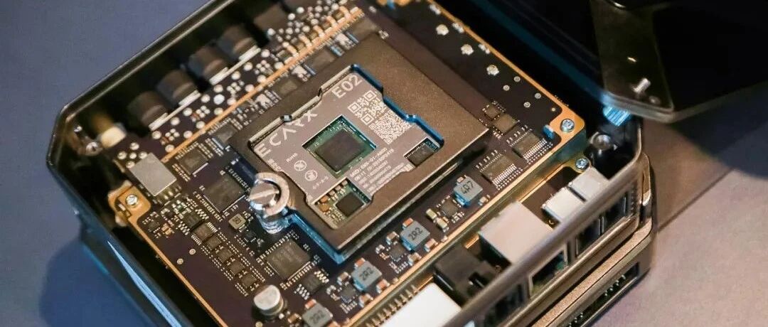 他们围坐在一起，一本正经地谈“芯”