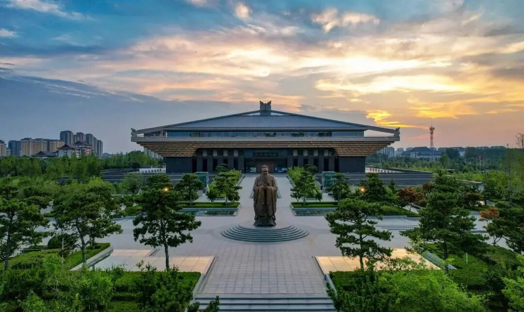 他们在曲阜的孔子博物馆玩了整整半天.