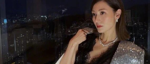 51岁李嘉欣晒近况，钻石首饰堆满身超贵气，与老公同框似两代人