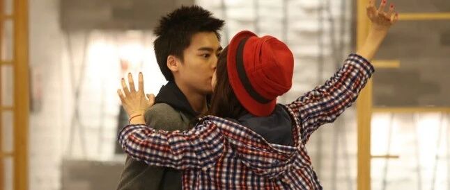 李易峰约异性好友滑雪，同住酒店共处两天一夜，友情要质变了吗？