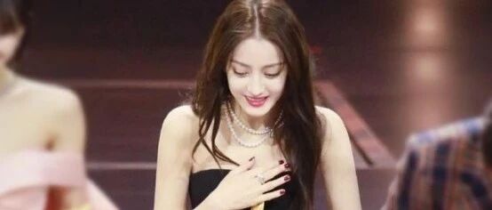 迪丽热巴爱捂胸口，防走光却被吐槽扭捏！