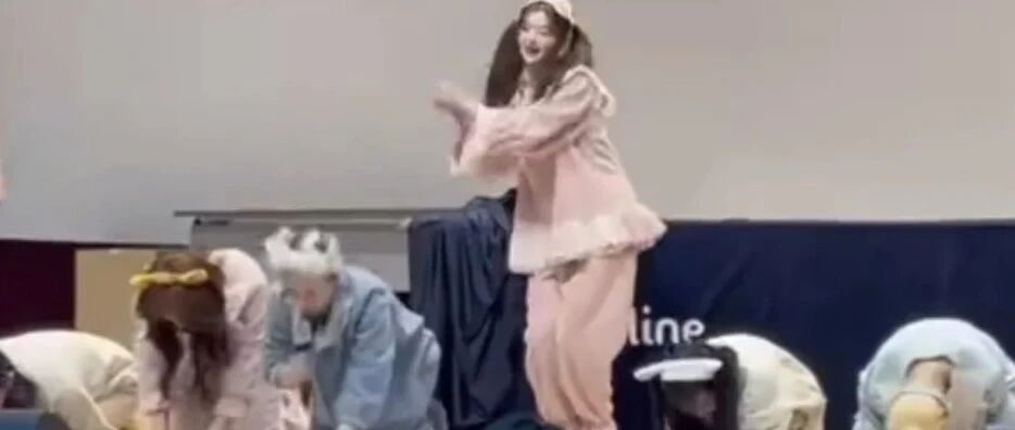 韩国女团集体跪拜粉丝！21岁中国女爱豆拒绝下跪，挺直腰杆获好评