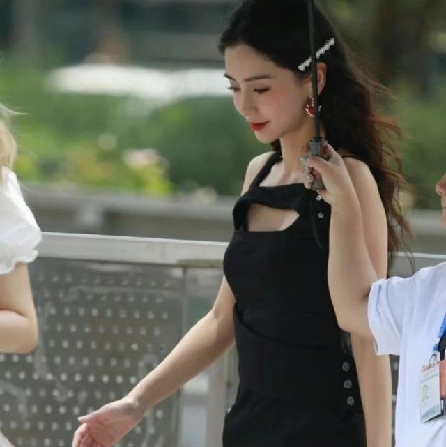 女星女团造型PK：关晓彤秀大长腿、baby露事业线、那英反差最大
