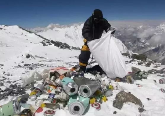 珠峰上有什麼，垃圾、屎？還有登山者遺體構成的路標！ 旅行 第5張