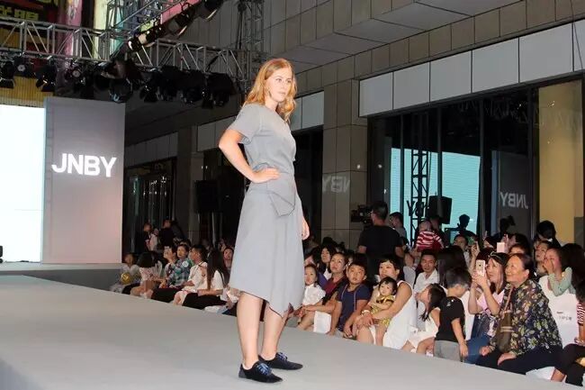 中国最有影响力的设计师品牌公司之一,旗下有江南布衣-速写,女装jnby