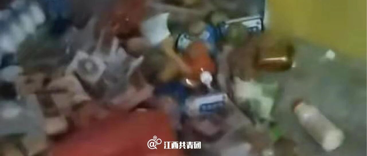 中学保安没收学生月饼零食扔一地？