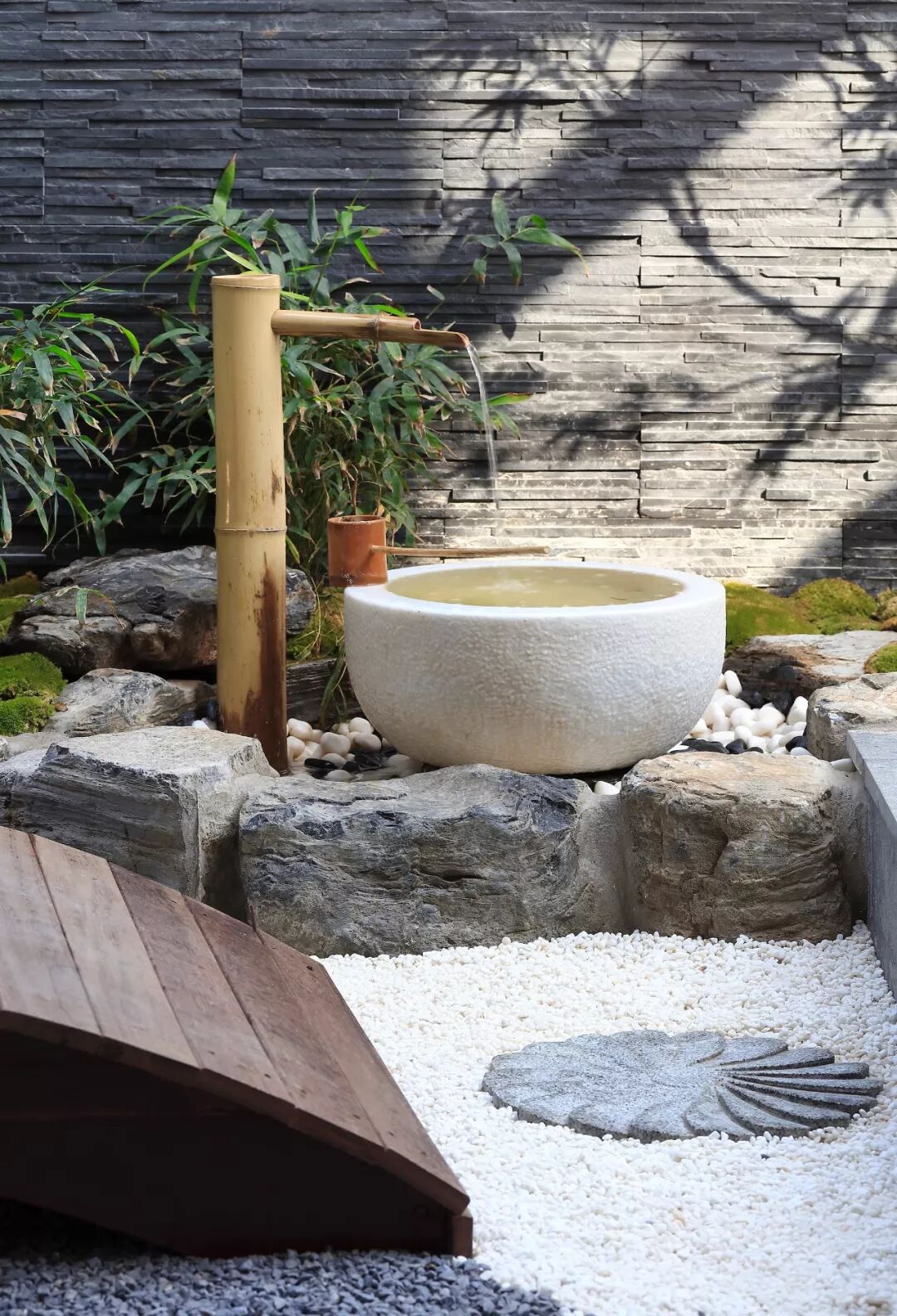 角落里的一个洗手钵,也象征大海和岛屿的沙地,岩石,不但能为庭院增添