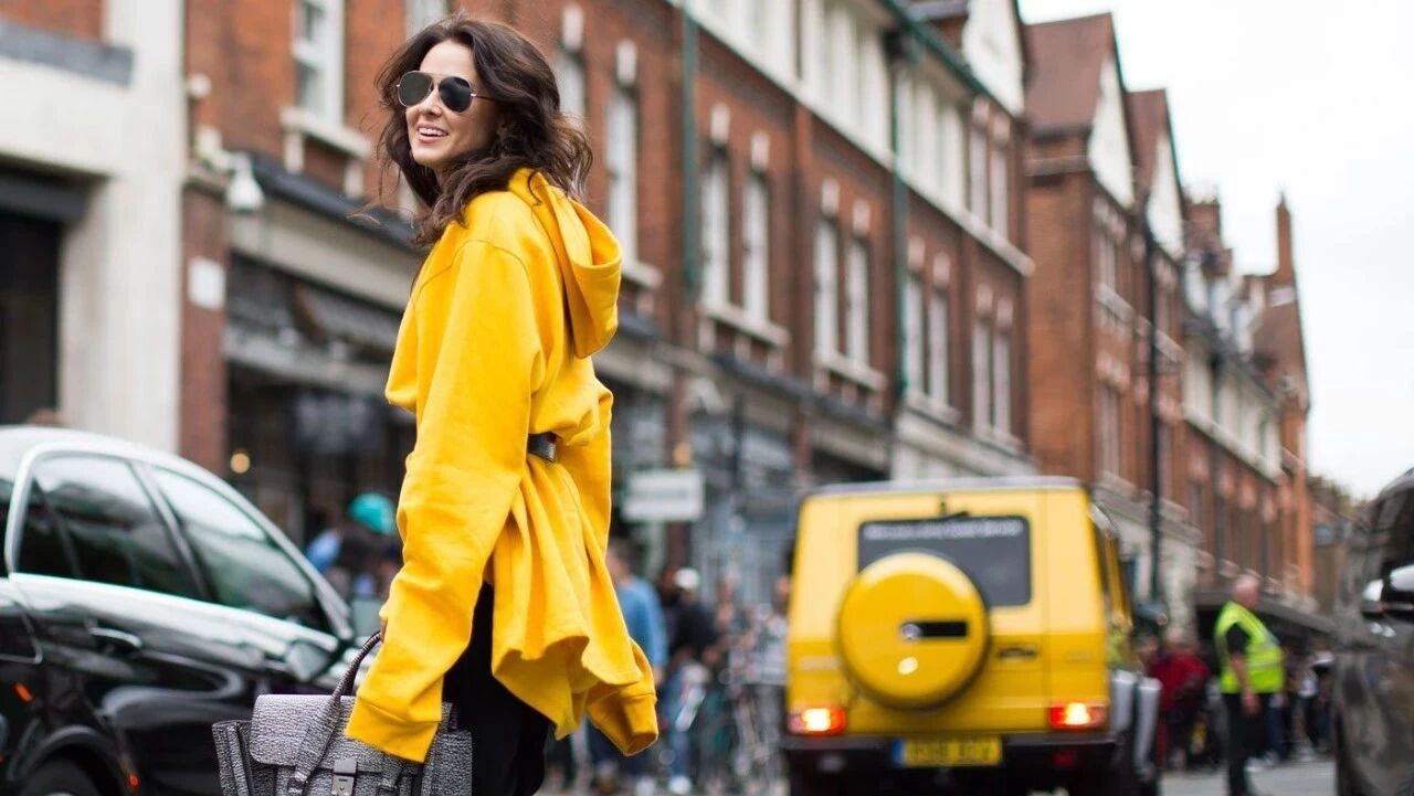 中秋浪漫赏月，把这抹温暖的“月光色”穿在身上可好？