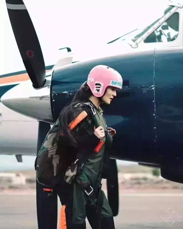 【美女】中国阿姨在低温下拍照片，网友惊呼受不了，性感火辣身材不输少女！（组图） - 23