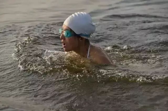 【美女】中国阿姨在低温下拍照片，网友惊呼受不了，性感火辣身材不输少女！（组图） - 26