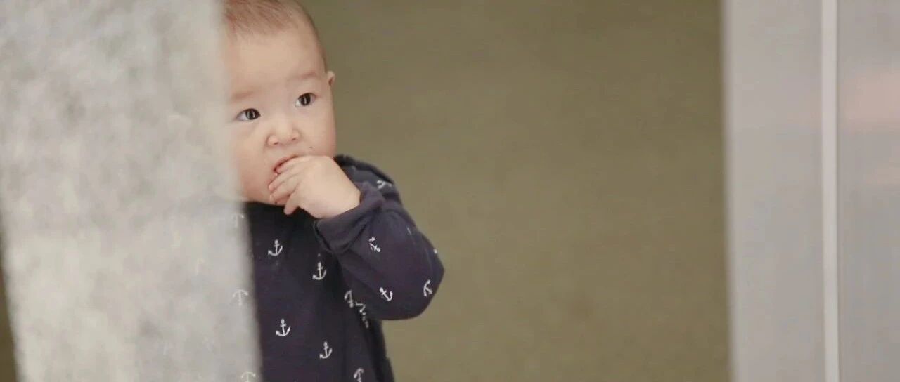 1岁前是宝宝口欲期，宝宝吃手该不该阻止？