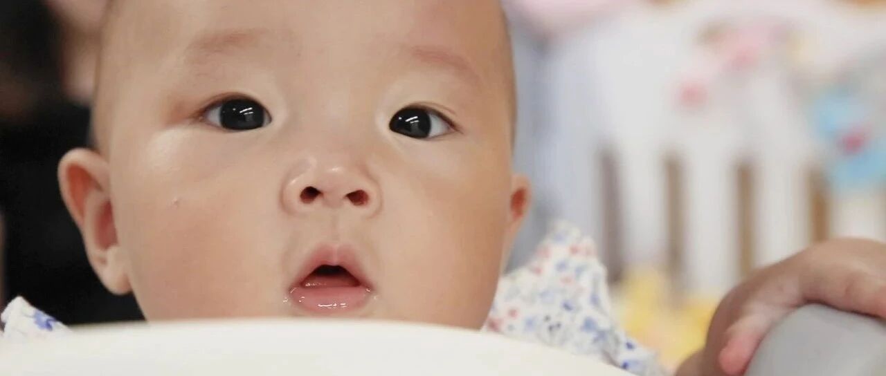 宝宝嘴唇干燥脱皮？切勿让宝宝常舔嘴唇，易形成“舌舔皮炎”