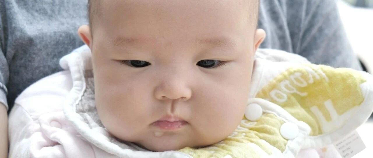 新生宝宝嘴唇脸部干裂，眼屎鼻屎多？这样护理就搞定