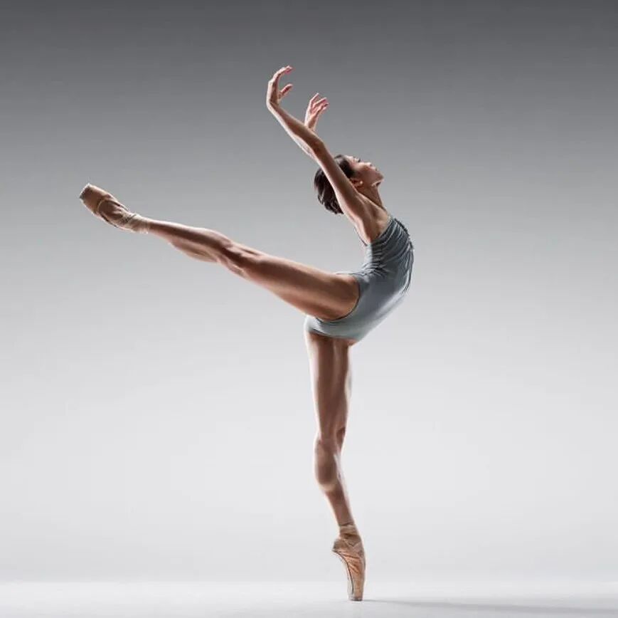 笔下芭蕾舞者线描