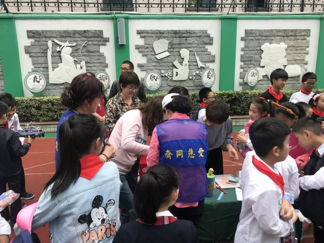 “唱响新时代,逐梦进行时”民族娃乐游公益行——爱心义卖活动 上海慈爱公益基金会 6月1日 “唱响新时代,逐梦进行时”民族娃乐游公益行——爱心义卖活动 上海慈爱公益基金会 6月1日