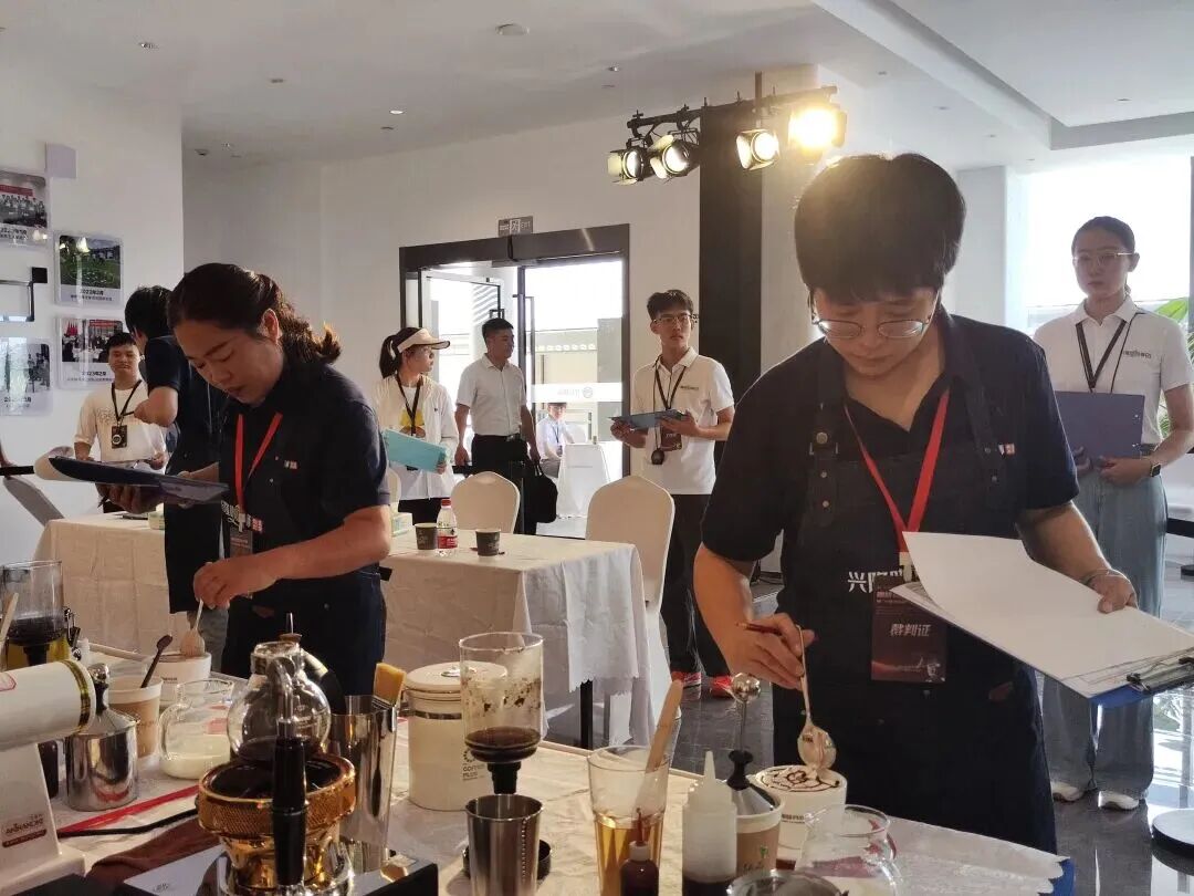 香料饮料研究所 媒体报道 【万宁发布】推动产业升级 万宁开展“兴隆咖啡师”劳务品牌创新工作室评审