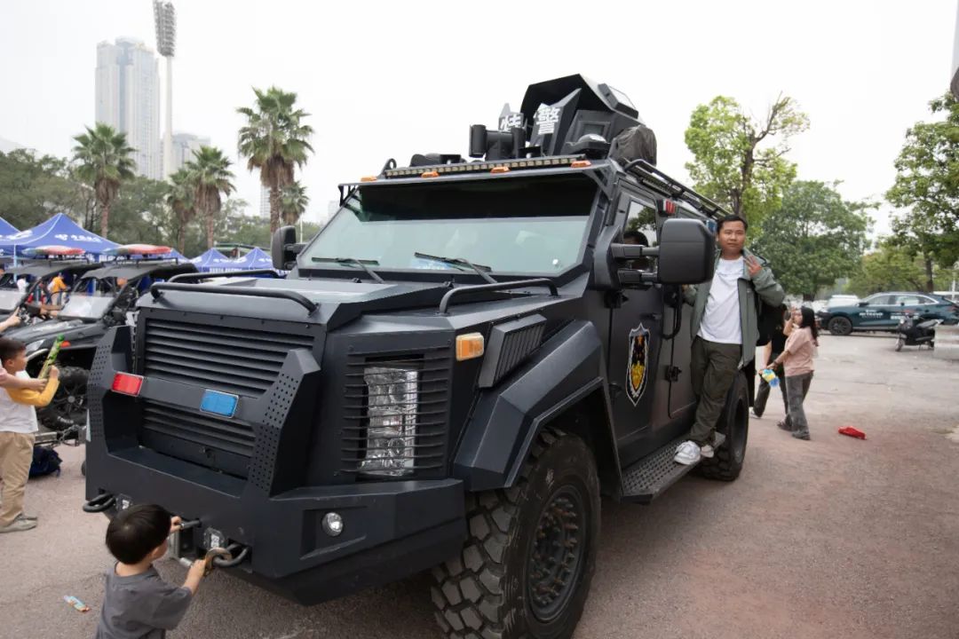 在公安装备展示区,主要展示了特警的防弹装甲车,全地形车,警用摩托艇