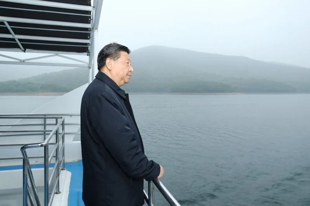 2021年5月13日下午，习近平总书记在河南南阳乘船考察丹江口水库。
