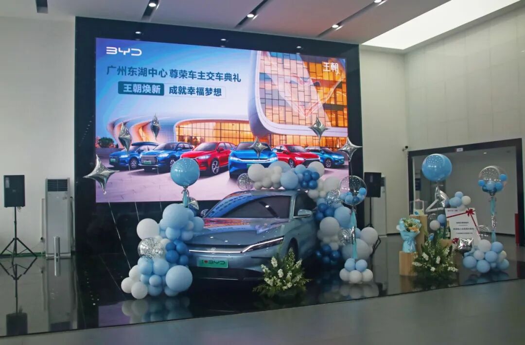 在展厅内划分一片专属的新车交付区,并布置了许多提升喜庆氛围的物料