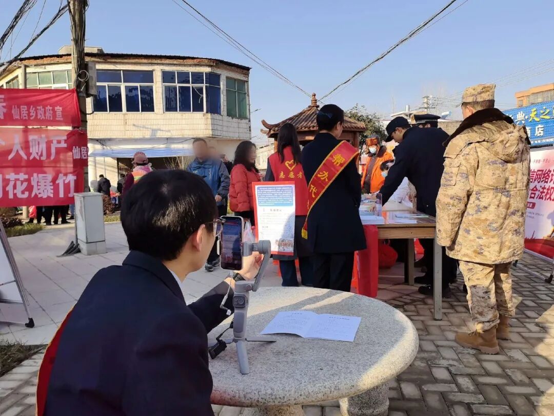 转发 | 特发政务助河南光山政务服务中心下乡“摆摊+直播”，化解“最后一公里”服务难