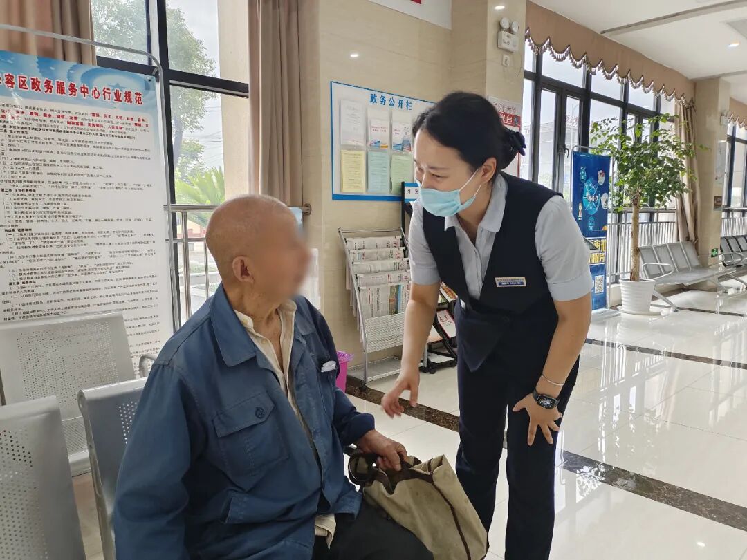 转发 | “慢特病”就诊卡3日办结，特发政务助鄂州华容老年人疏解看病报销难