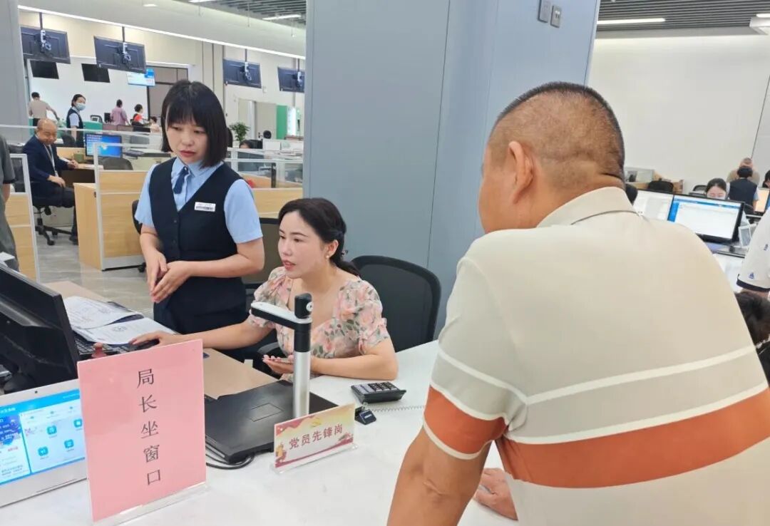 转发| 特发政务助力湖北赤壁政务服务中心开展“局长坐窗口”活动