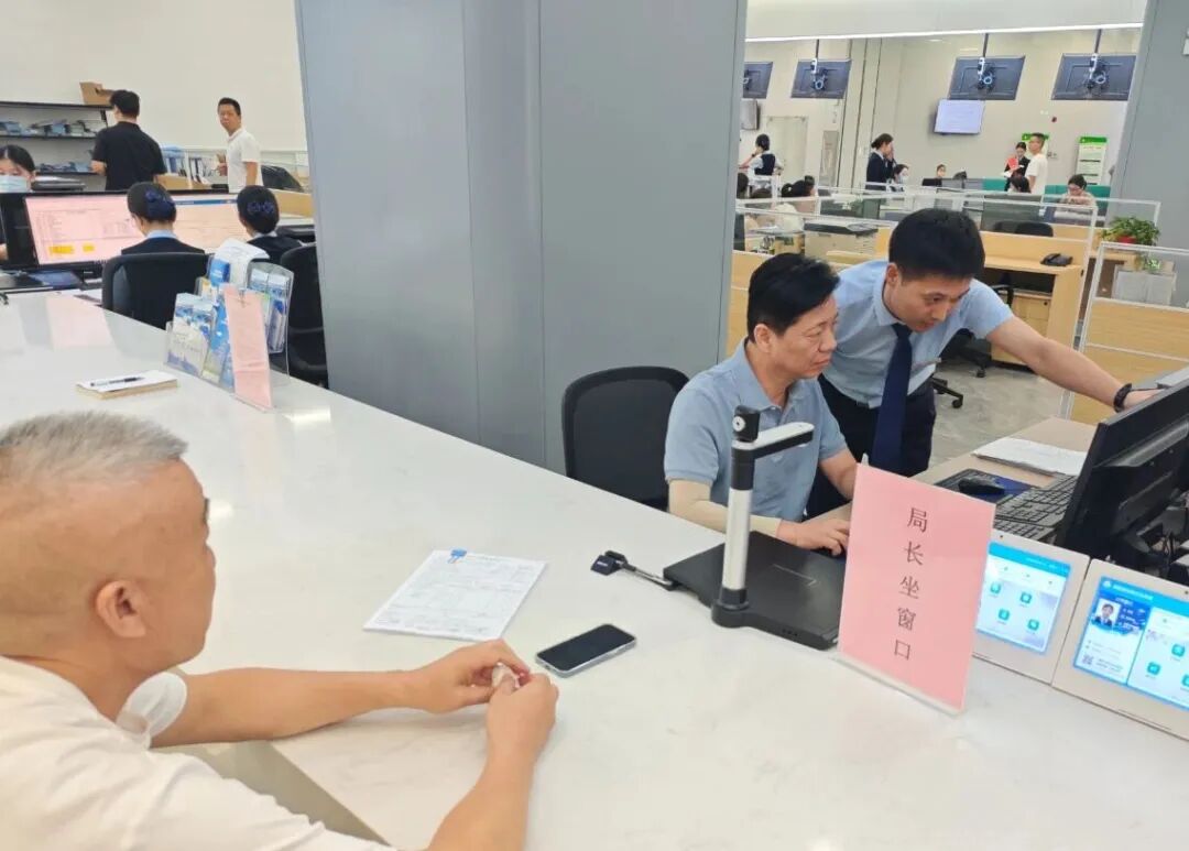 转发| 特发政务助力湖北赤壁政务服务中心开展“局长坐窗口”活动