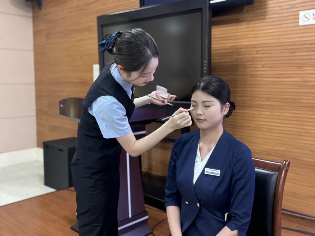 转发 | 一堂美妆课，三重服务升级！特发政务信阳项目构建政务“第一印象力”