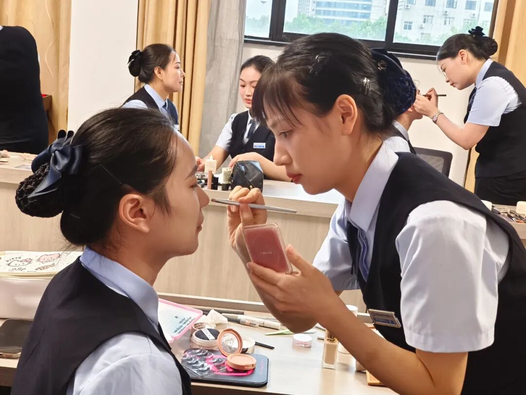 转发| 特发政务助河南罗山政务服务中心成功举办“首届职工美妆技能大赛”