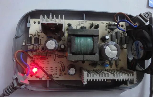 电动车一充电显示红灯，但一会就变绿灯是什么原因