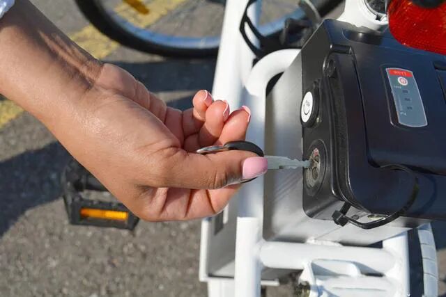 电动车一充电显示红灯，但一会就变绿灯是什么原因