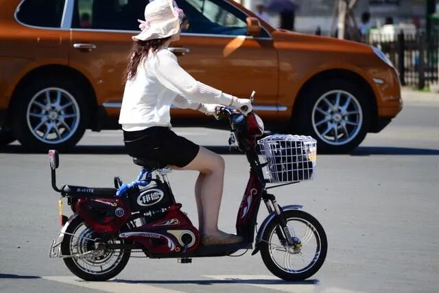 电动车一充电显示红灯，但一会就变绿灯是什么原因