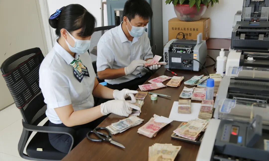 集中整理清分上缴截至目前,该市审计中心共协调集中缴存残损币1535捆