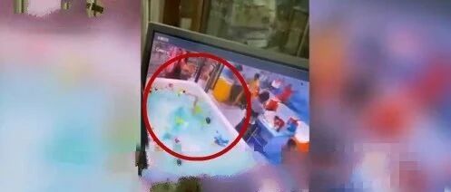 揪心！婴儿在泳池溺水，挣扎3分钟才被发现……
