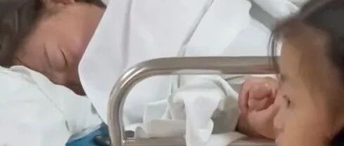 妈妈躺在病床上手发抖，女儿一个动作瞬间感动网友