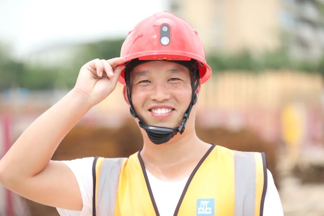 分享: 在户外作业时,尤其是在建筑工地,为保证工人安全,戴安全帽是