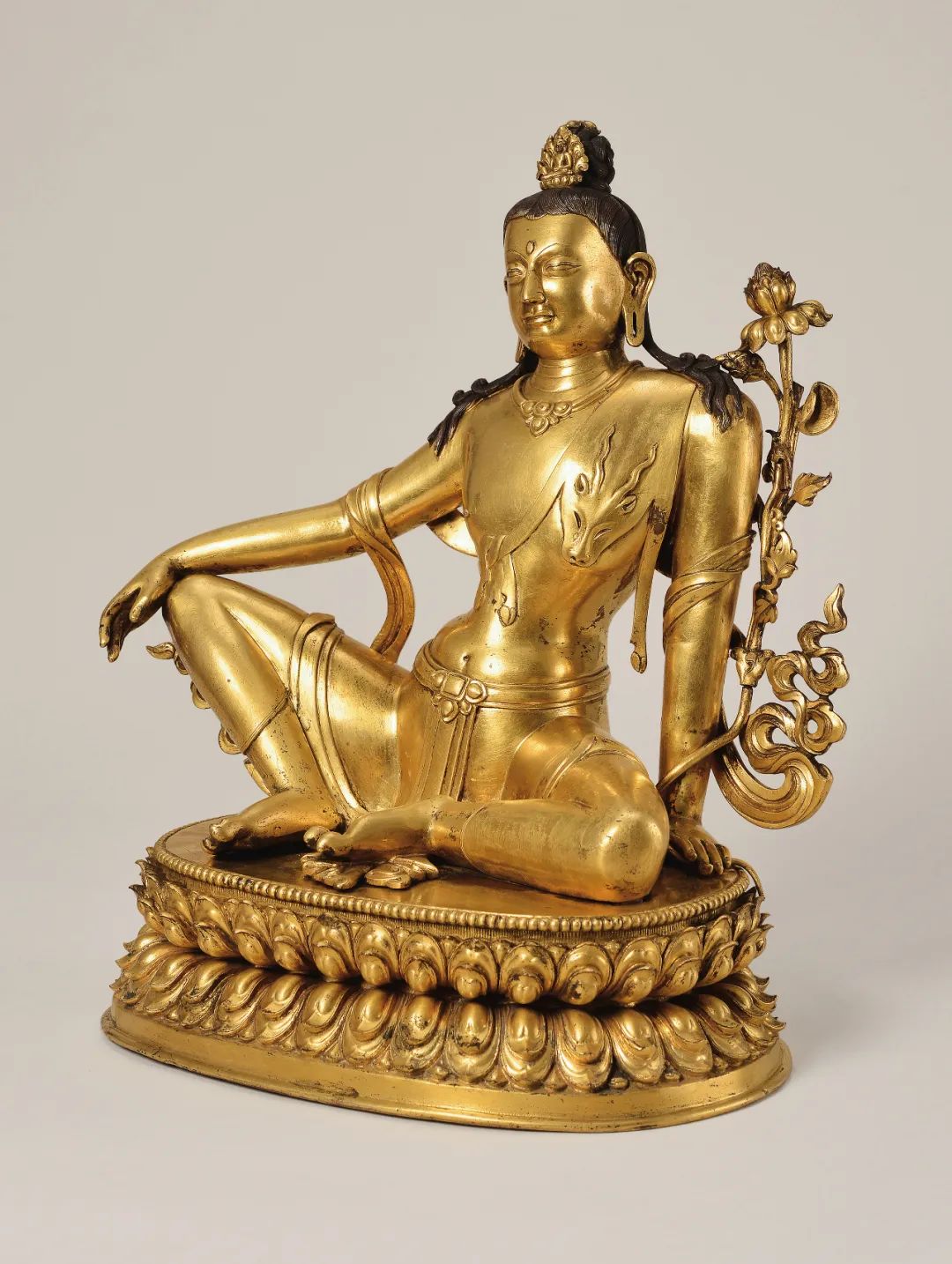 2185万一尊存世罕见的铜鎏金四臂观音成交
