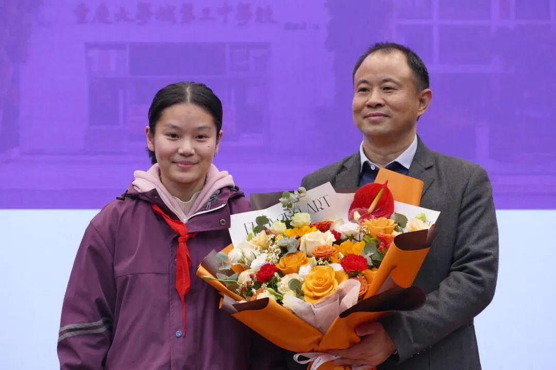 大学城三中"阳光"学子成长导师聘书为谢更新教授颁发重庆大学城第三