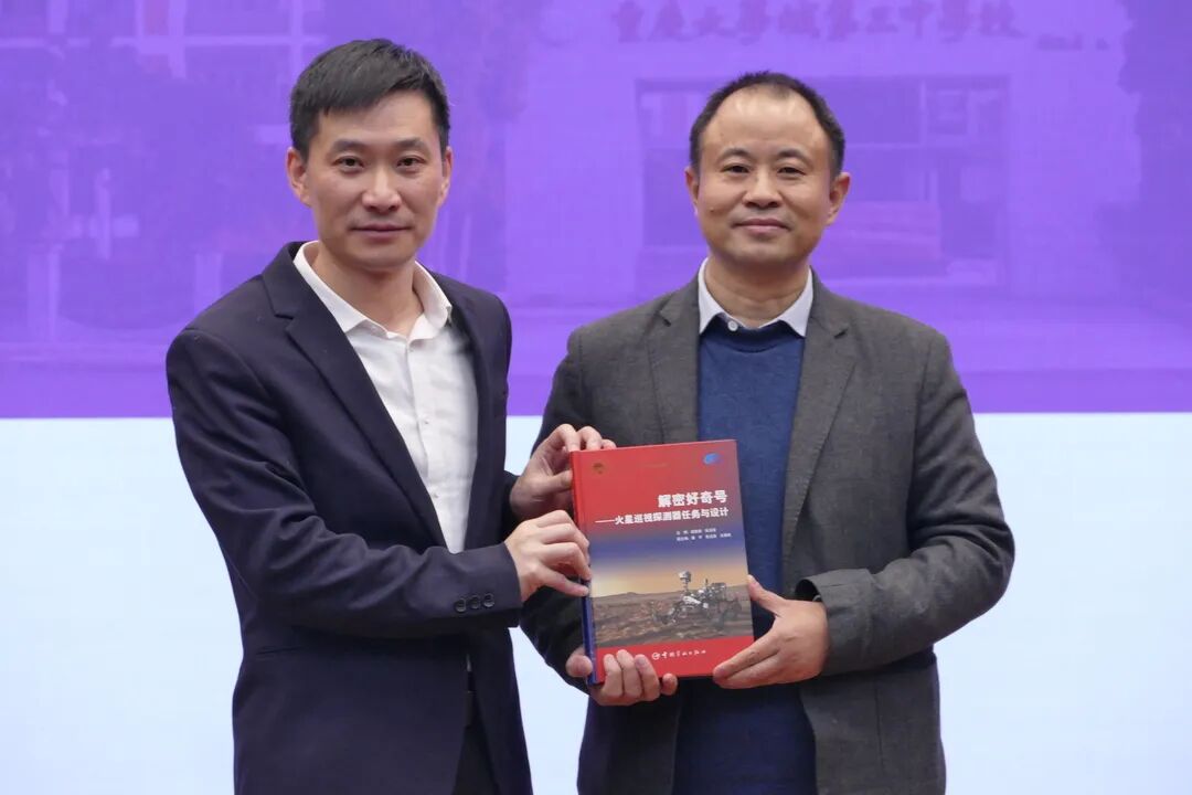 为谢更新教授献上鲜花重庆大学城第三中学校学生代表大学城三中"阳光"