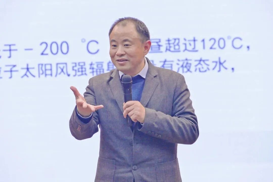 谢更新教授走进南开共同体南渝集团校大三中讲探月故事