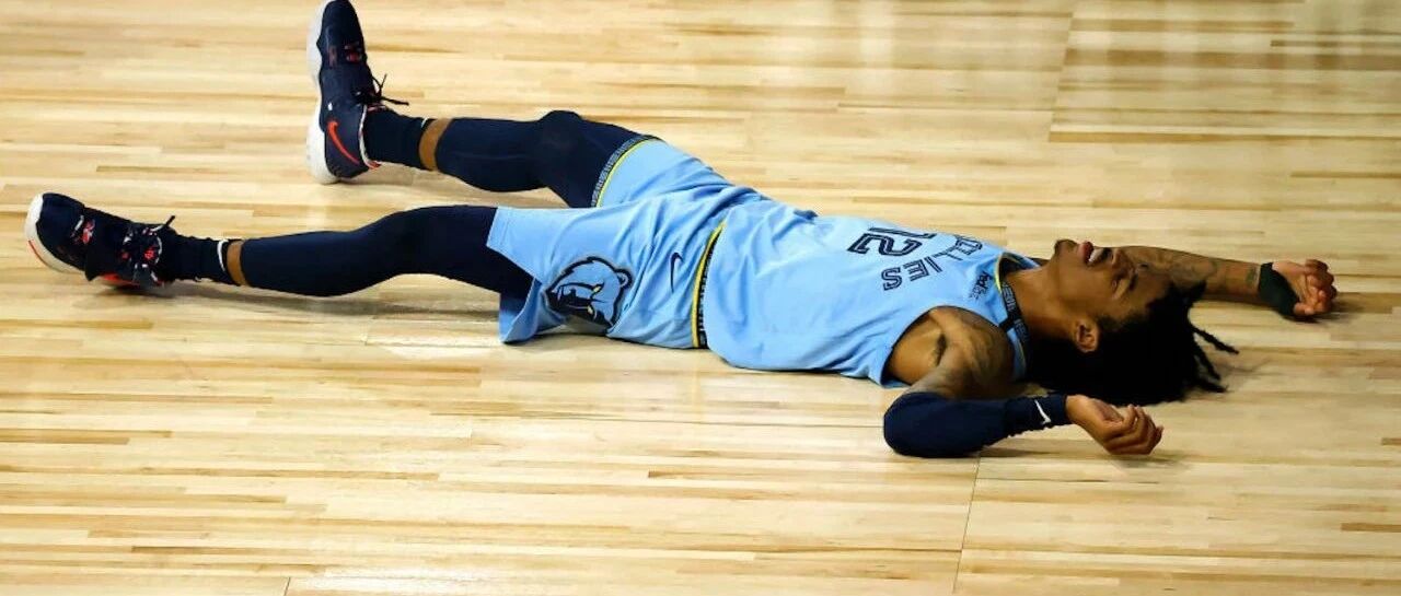 又伤一个！脚踝恐怖扭伤！不幸中的万幸，他会是未来门面？