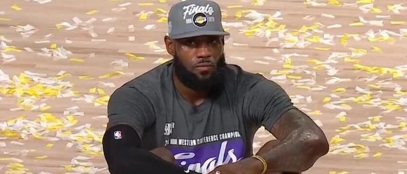 打疯了！38+16+10，湖人进总决赛，这一幕却让人心疼！