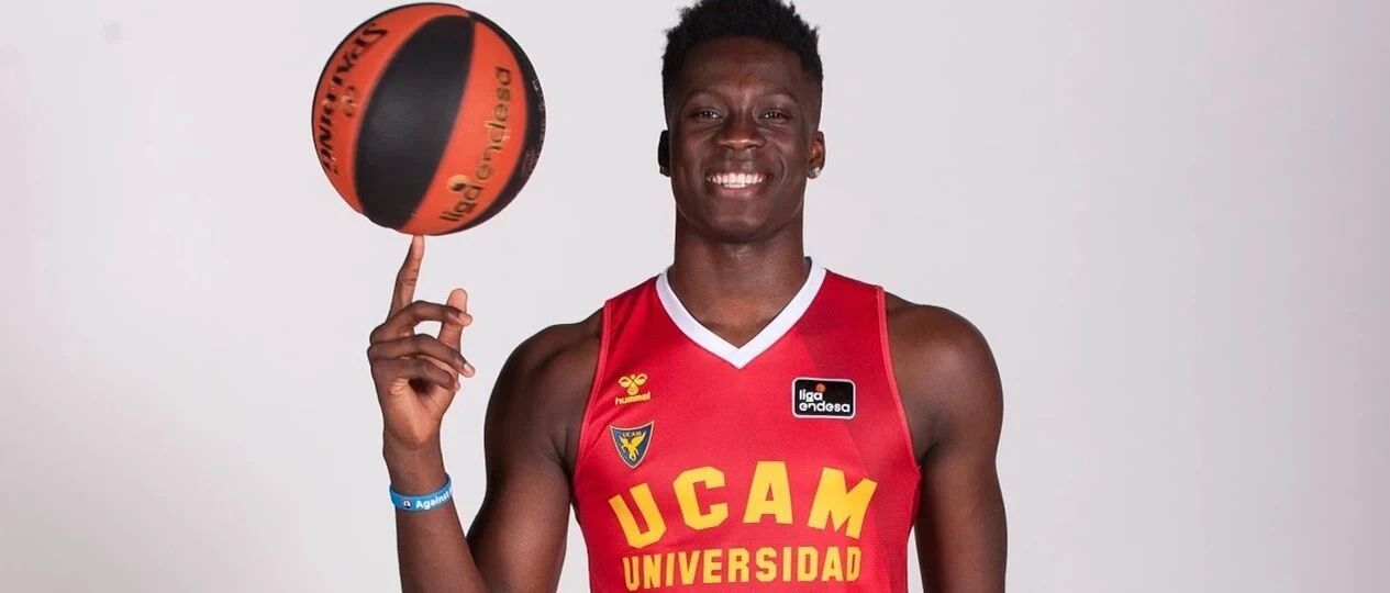 炸裂！首秀28分6板！字母弟弟来了，这三分字母哥看了会流泪！