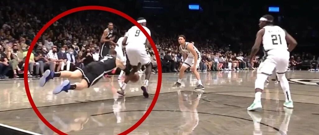 拼了！平行抢球！最担心的事情还是来了…