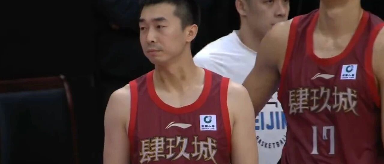 太脏了！自己投不进，伸脚绊对手，他还有脸说脏话？