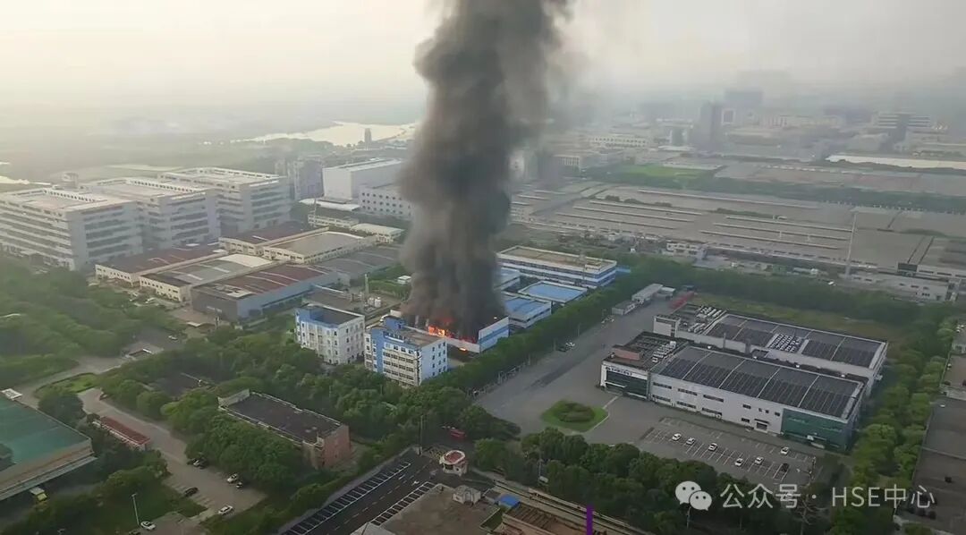 江苏苏州一精细化工企业厂房突发火灾