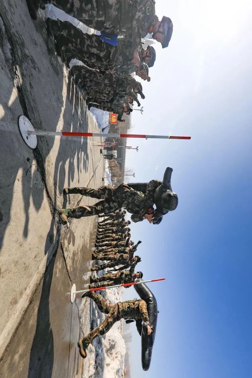 张力十足!热血练兵瞬间震撼来袭 - 人民武警 - 微信公众号文章