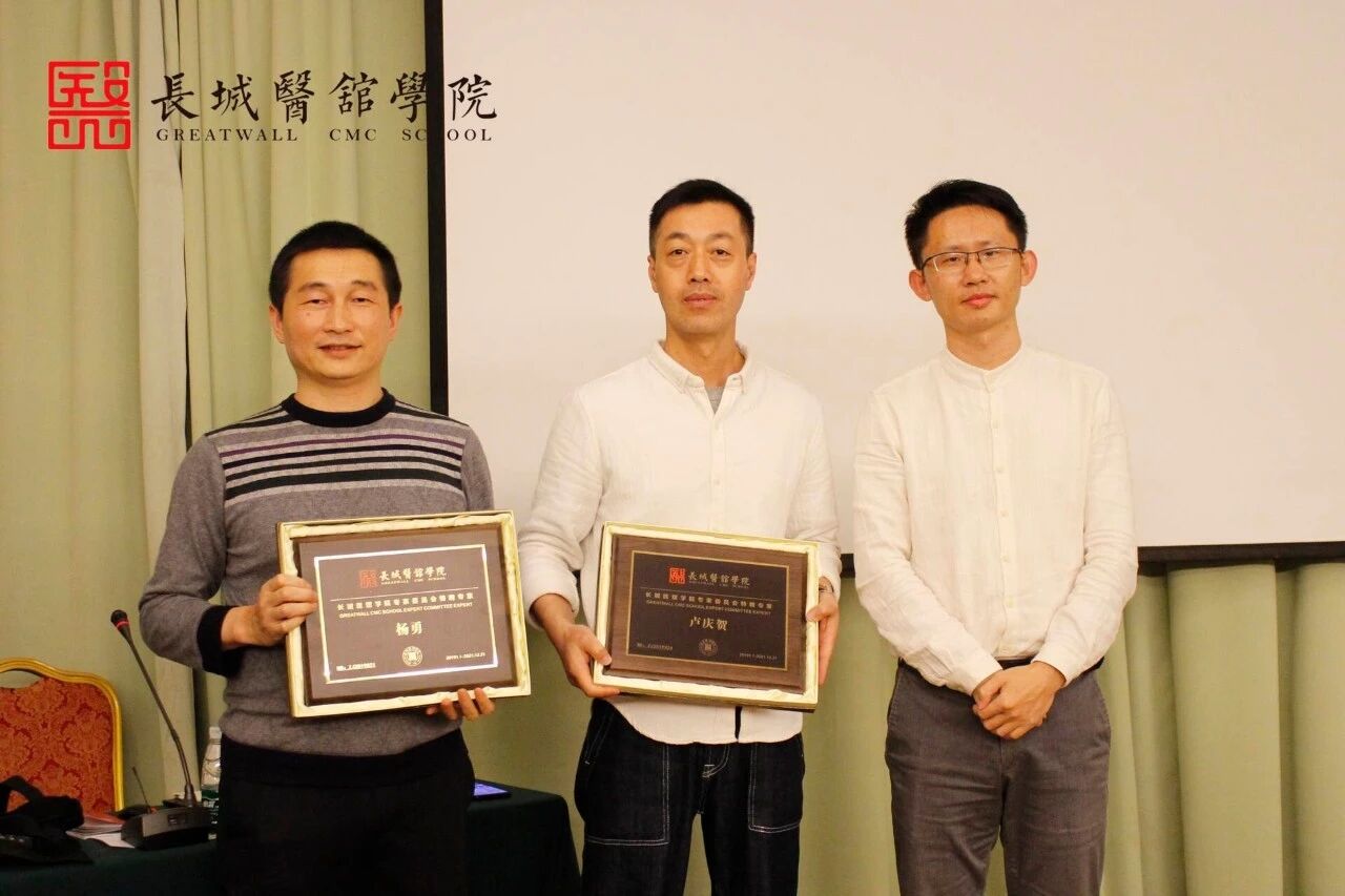 左:杨勇老师;中:卢庆贺老师;右:王中华校长左右