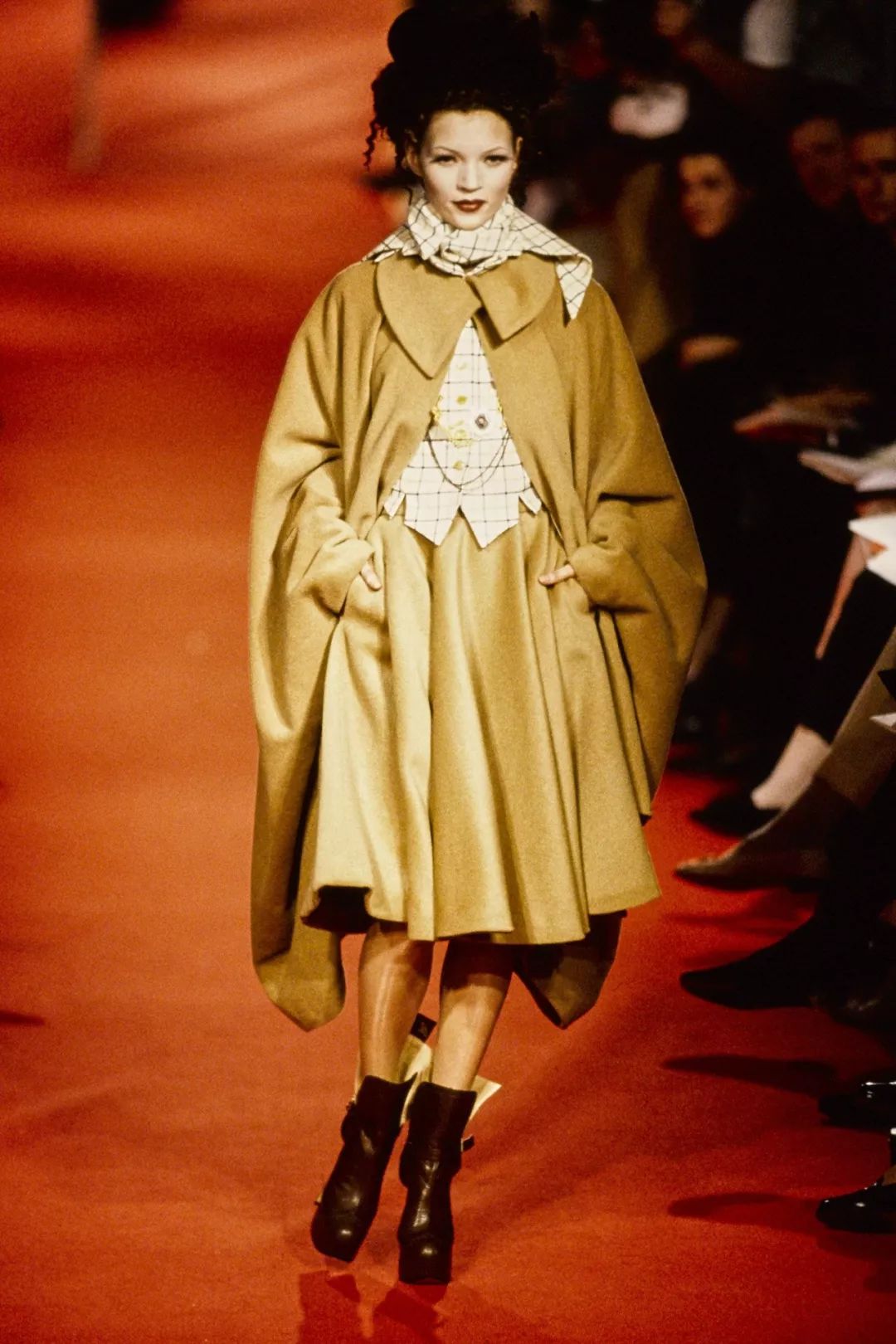 新玩法：Burberry 復刻了 Vivienne Westwood 1993 秋冬系列 時尚 第31張