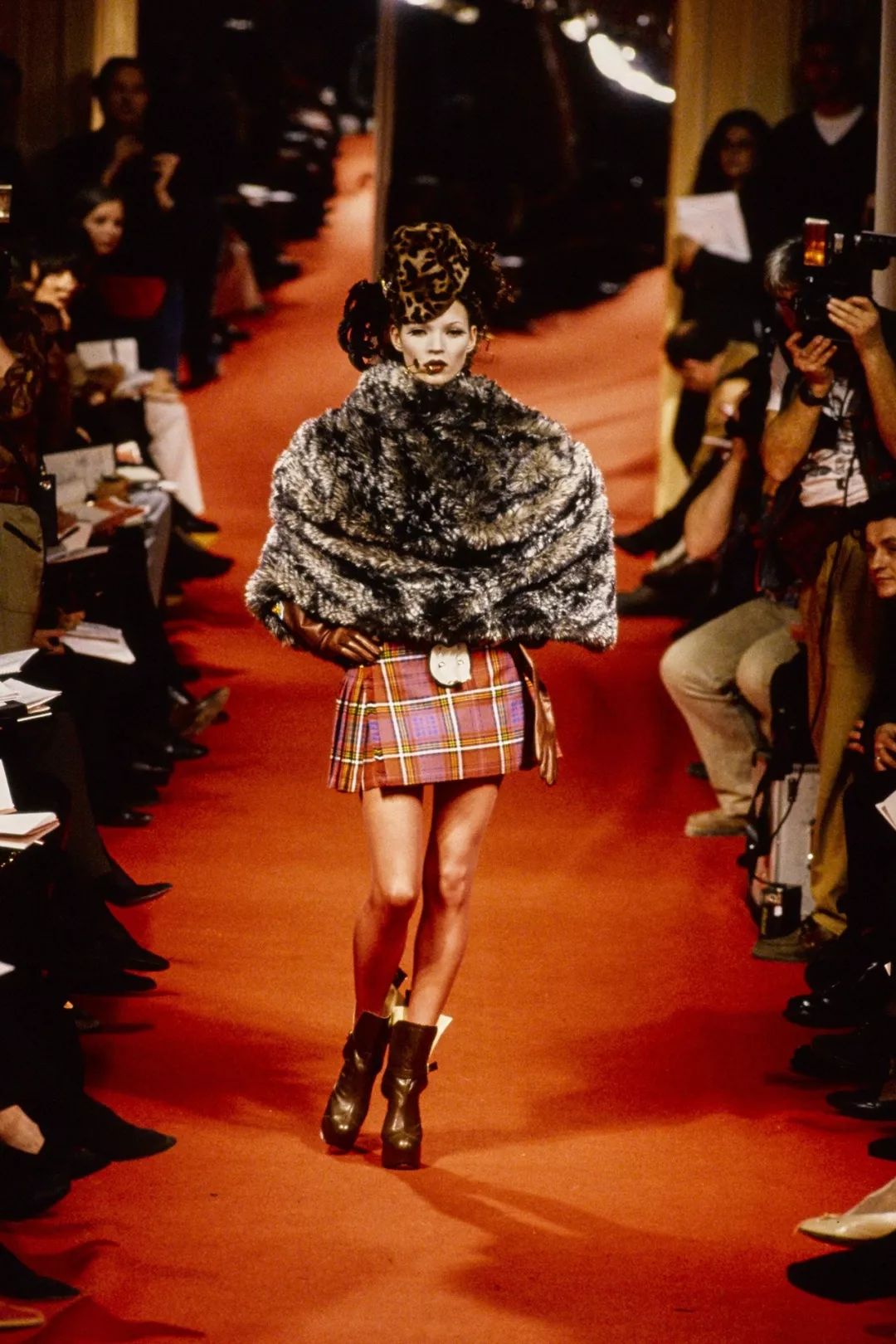 新玩法：Burberry 復刻了 Vivienne Westwood 1993 秋冬系列 時尚 第22張
